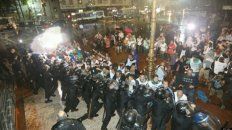 frente a frente. La policía avanzó sobre los docentes que se habían apostado en la Plaza del Congreso para amplificar sus reclamos. frente a frente. La policía avanzó sobre los docentes que se habían apostado en la Plaza del Congreso para amplificar sus reclamos.