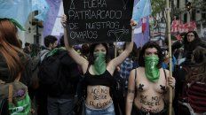 Protesta. Numerosas mujeres marcharon con sus pañuelos verdes. Protesta. Numerosas mujeres marcharon con sus pañuelos verdes.