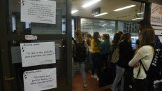 Los afiches con los discursos violentos están pegados en la puerta de la cafetería de la facultad. Los afiches con los discursos violentos están pegados en la puerta de la cafetería de la facultad.