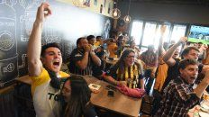 Desahogo. Los hinchas desataron el festejo alocado en un bar cercano al Gigante. Desahogo. Los hinchas desataron el festejo alocado en un bar cercano al Gigante.