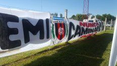 La bandera que despide a Emiliano colocada por los vecinos. La bandera que despide a Emiliano colocada por los vecinos.
