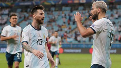 Messi festeja sus 32 años en familia y un picante regalo de Agüero Messi festeja sus 32 años en familia y un picante regalo de Agüero