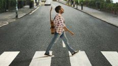 El protagonista de la película camina por el paso de cebra de Abbey Road, famoso por el disco homónimo. El protagonista de la película camina por el paso de cebra de Abbey Road, famoso por el disco homónimo.