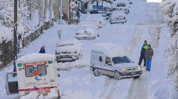 Bariloche. El tránsito vehicular por las calles de la ciudad está complicado por la nieve acumulada. Bariloche. El tránsito vehicular por las calles de la ciudad está complicado por la nieve acumulada.
