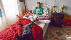 Agradecido. Matías, ayer, en su casa junto a su gato Tomy. Sufrió fractura expuesta de tibia y peroné y ahora debe guardar dos meses de reposo. Agradecido. Matías, ayer, en su casa junto a su gato Tomy. Sufrió fractura expuesta de tibia y peroné y ahora debe guardar dos meses de reposo.