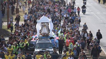 En marcha. La columna más compacta se armó en torno a la imagen, que los feligreses cargaron hasta la ciudad bonaerense. En marcha. La columna más compacta se armó en torno a la imagen, que los feligreses cargaron hasta la ciudad bonaerense.