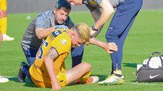 Mala pata. Barbieri es asistido por el médico y el kinesiólogo. El dolor en la rodilla le impidió continuar en cancha. Mala pata. Barbieri es asistido por el médico y el kinesiólogo. El dolor en la rodilla le impidió continuar en cancha.