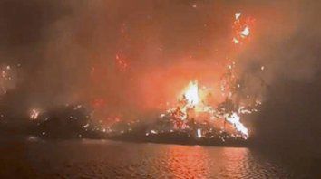 La Cumbre. El fuego arrasa un gran cantidad de árboles y pastizales. La Cumbre. El fuego arrasa un gran cantidad de árboles y pastizales.