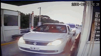 un camion embistio a varios autos en una estacion de peaje un camion embistio a varios autos en una estacion de peaje