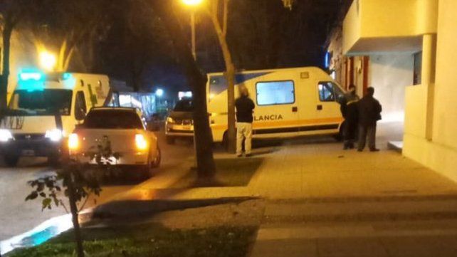 Una ambulancia, en la casa de Sergio Nardelli, Ceo de Vicentín. Cuando llegó el empresario ya había fallecido. Aunque no se informó oficialmente, trascendió que fue un infarto.