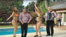 barby silenzi, muy hot en el nuevo clip de los palmeras barby silenzi, muy hot en el nuevo clip de los palmeras