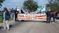 El corte en la ruta 168 está impulsado por los pescadores que reclaman que se dicte la veda en el río Paraná para la pesca. El corte en la ruta 168 está impulsado por los pescadores que reclaman que se dicte la veda en el río Paraná para la pesca.