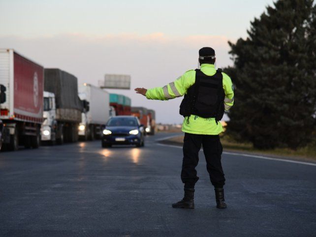 Un puesto de control en una ruta de Santa Fe. A los entrerrianos no se les exigirá hisopado. 