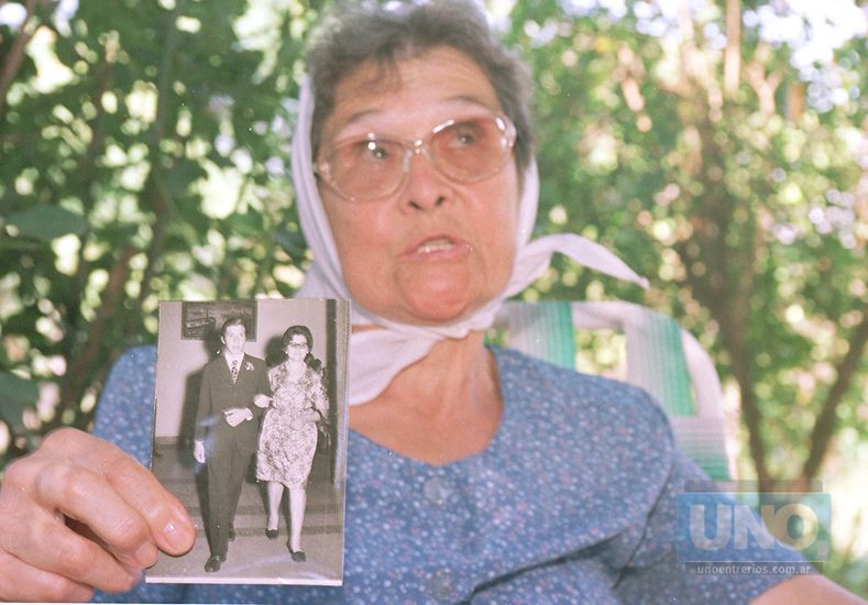 Margarita Alegre, con una foto de su hijo desaparecido.