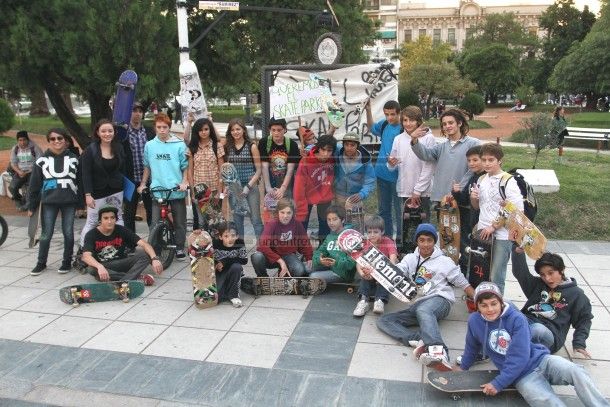 Los más chicos armaron protestas pidiendo por la pista pública frente a la Municipalidad.