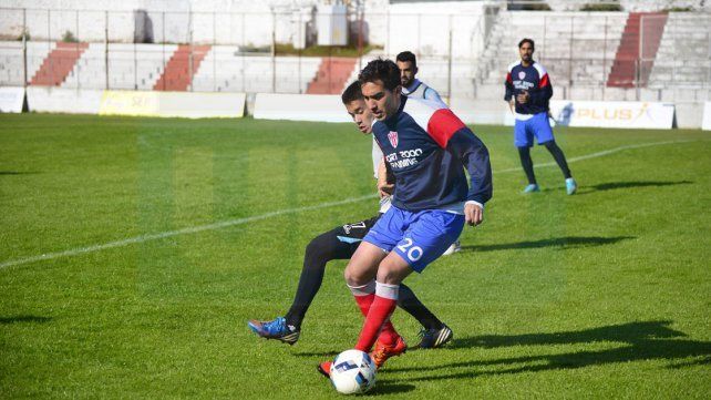 Lisandro Alzugaray intenta desnivelar ante la marca de Renzo Morato en su paso por el Decano