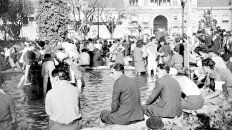 Las patas en la fuente. Después de caminar horas, los trabajadores se refrescaron como pudieron. Las patas en la fuente. Después de caminar horas, los trabajadores se refrescaron como pudieron.