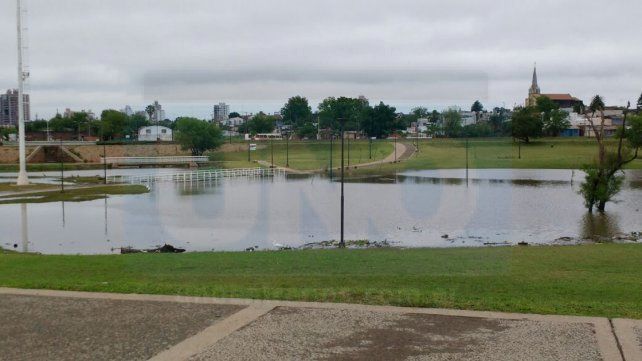 Contrastes. De la época de crecidas de hace no mucho tiempo, como en la foto, el río Uruguay ahora está en una bajante que angustia. 