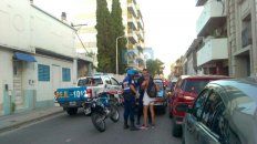 Los policías ayer rodeando a un motociclista. Foto UNO. Los policías ayer rodeando a un motociclista. Foto UNO.