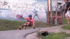 Skateboarding en el barrio de pescadores más antiguo de Paraná. Foto UNO Juan Ignacio Pereira. Skateboarding en el barrio de pescadores más antiguo de Paraná. Foto UNO Juan Ignacio Pereira.