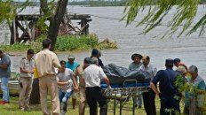 El momento en que sacan del agua el cuerpo de Pablo Fuchinecco. El momento en que sacan del agua el cuerpo de Pablo Fuchinecco.