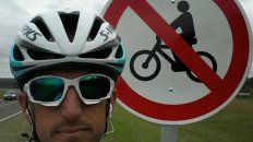 Diego junto al cartel en la ruta que entrena. Diego junto al cartel en la ruta que entrena.