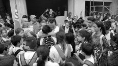 El profe Matias despedido por los estudiantes. Foto V. J. Borra. El profe Matias despedido por los estudiantes. Foto V. J. Borra.