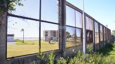 En los Arenales de Paraná el río se ve por las ventanas del muro. Foto UNO Mateo Oviedo. En los Arenales de Paraná el río se ve por las ventanas del muro. Foto UNO Mateo Oviedo.