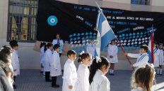 En la escuela Bavio los actos se llevaron adelante en el patio. Los chicos de 4° prometieron lealtad a la Bandera En la escuela Bavio los actos se llevaron adelante en el patio. Los chicos de 4° prometieron lealtad a la Bandera
