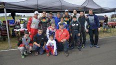 La familia entera asiste a las carreras de karting de la región. La familia entera asiste a las carreras de karting de la región.