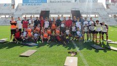 Después del final de la práctica los jugadores del Rojinegro se mostraron todos juntos. Después del final de la práctica los jugadores del Rojinegro se mostraron todos juntos.