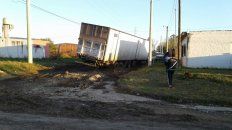 en un video muestran como quedan los camiones en el barro de colonia avellaneda en un video muestran como quedan los camiones en el barro de colonia avellaneda