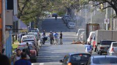 Calle Urquiza cortada a mitad de mañana por un reclamo de la Uocra. Foto UNO Mateo Oviedo. Calle Urquiza cortada a mitad de mañana por un reclamo de la Uocra. Foto UNO Mateo Oviedo.