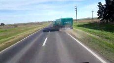 Momento de tensión. El camión y el acoplado derrapan sobre la ruta, y no pasa a mayores. Momento de tensión. El camión y el acoplado derrapan sobre la ruta, y no pasa a mayores.