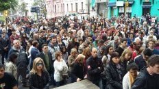 Los fieles en la puerta del templo. Foto UNO Mateo Oviedo. Los fieles en la puerta del templo. Foto UNO Mateo Oviedo.