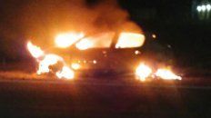 un auto se prendio fuego mientras circulaba por la autovia un auto se prendio fuego mientras circulaba por la autovia