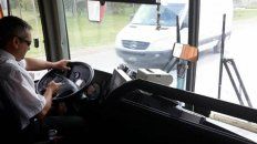 El chofer con el celular en la ruta. El chofer con el celular en la ruta.