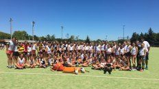 Juntas. Las chicas de la categoría Sub 12 del CAE y de Belgrano Athletic posan en El Plumazo durante la actividad de ayer. Juntas. Las chicas de la categoría Sub 12 del CAE y de Belgrano Athletic posan en El Plumazo durante la actividad de ayer.