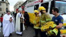 Los bomberos voluntarios de Paraná recibiendo la bendición del Monseñor. Foto Arzobispado. Los bomberos voluntarios de Paraná recibiendo la bendición del Monseñor. Foto Arzobispado.