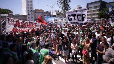 Los docentes en la marcha que llegó hasta la puerta de la Casa de Gobierno. Foto UNO Juan Ignacio Pereira. Los docentes en la marcha que llegó hasta la puerta de la Casa de Gobierno. Foto UNO Juan Ignacio Pereira.