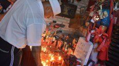 Emocionados. Le prendieron velas y le agradecieron en silencio por todas la ayudas recibidas. Emocionados. Le prendieron velas y le agradecieron en silencio por todas la ayudas recibidas.
