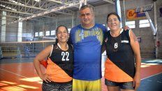 Jugadoras y dirigentes. Patricia Rodríguez, Gustavo Alloatti y María Estela Sigura en Paracao, donde se disputó una de las fechas de la Copa Verano 2018. Jugadoras y dirigentes. Patricia Rodríguez, Gustavo Alloatti y María Estela Sigura en Paracao, donde se disputó una de las fechas de la Copa Verano 2018.