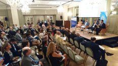 En encuentro entre políticos y especialistas. En encuentro entre políticos y especialistas.