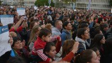 Las familias siguen el concierto de Los Palmeras y la filarmónica. Las familias siguen el concierto de Los Palmeras y la filarmónica.