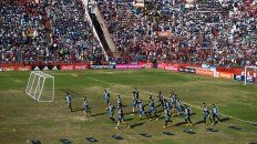 Movimientos. Los jugadores del seleccionado nacional, que mañana enfrentarán a Haití en La Bombonera, entrenaron ayer a puertas abiertas en el reducto que pertenece al club Huracán. Movimientos. Los jugadores del seleccionado nacional, que mañana enfrentarán a Haití en La Bombonera, entrenaron ayer a puertas abiertas en el reducto que pertenece al club Huracán.