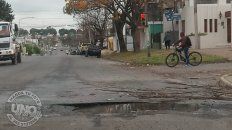 Tremendo pozo.Este pozo se encuentra en avenida Churruarín y Rondeau en la ciudad de Paraná. No solo que es un peligro por sus dimensiones, sino que falta como mínimo una señalización y ni hablar el derroche de agua limpia que se tira por día. La Municipalidad tiene que dar respuestas rápidas en estas cosas. Tremendo pozo.Este pozo se encuentra en avenida Churruarín y Rondeau en la ciudad de Paraná. No solo que es un peligro por sus dimensiones, sino que falta como mínimo una señalización y ni hablar el derroche de agua limpia que se tira por día. La Municipalidad tiene que dar respuestas rápidas en estas cosas.