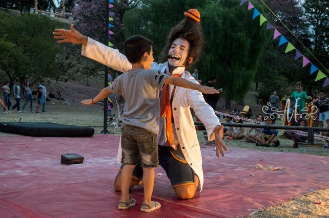 El payaso Cartoncito actuando en Paraná.