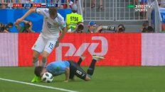 El jugador de Boca pone todo en la disputa de la pelota El jugador de Boca pone todo en la disputa de la pelota
