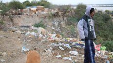 barrio antartida argentina: al borde de la barranca y cercados por la basura barrio antartida argentina: al borde de la barranca y cercados por la basura