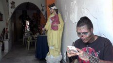 se corta la nariz y las orejas para parecer una calavera se corta la nariz y las orejas para parecer una calavera